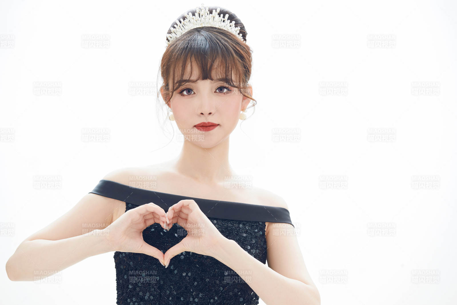 仿妆奥黛丽赫本风格妆容服饰的亚洲少女图片