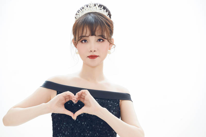 仿妆奥黛丽赫本风格妆容服饰的亚洲少女图片