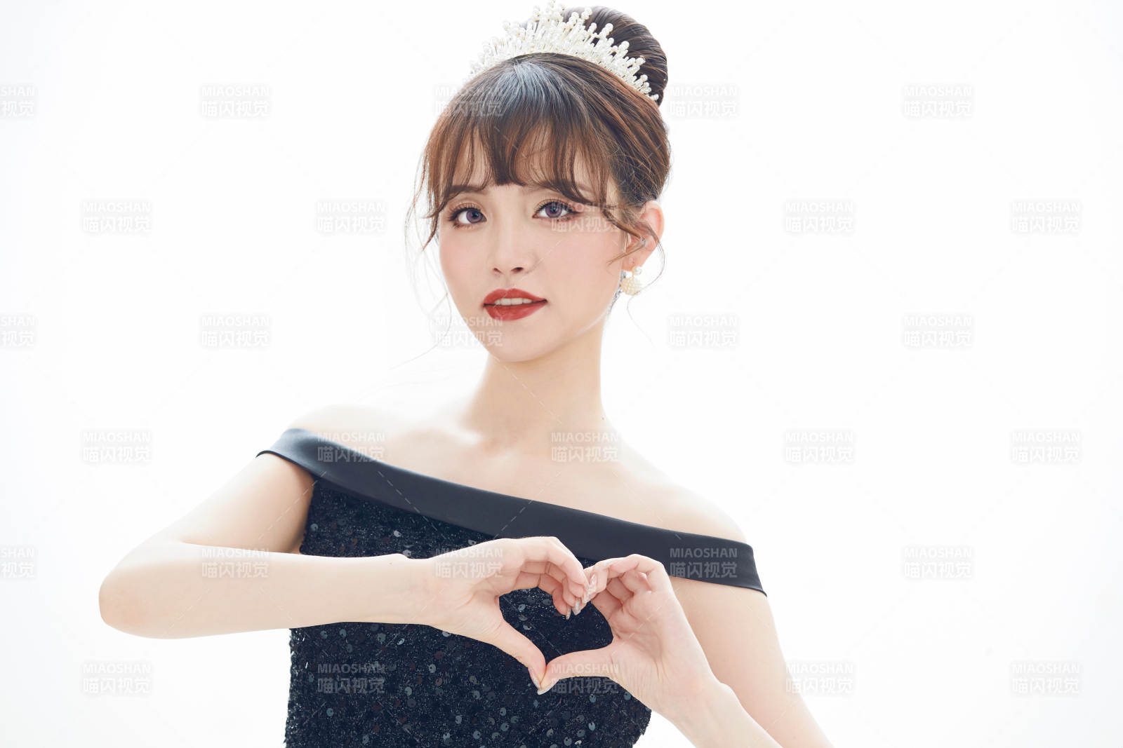 仿妆奥黛丽赫本风格妆容服饰的亚洲少女图片