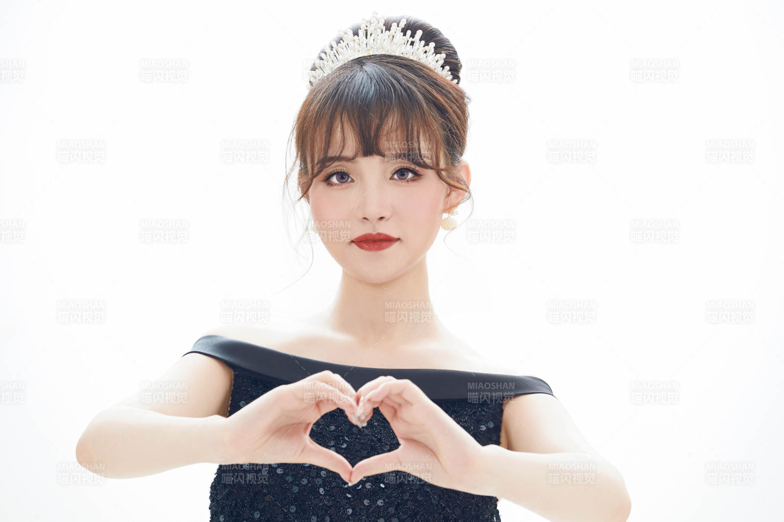 仿妆奥黛丽赫本风格妆容服饰的亚洲少女图片