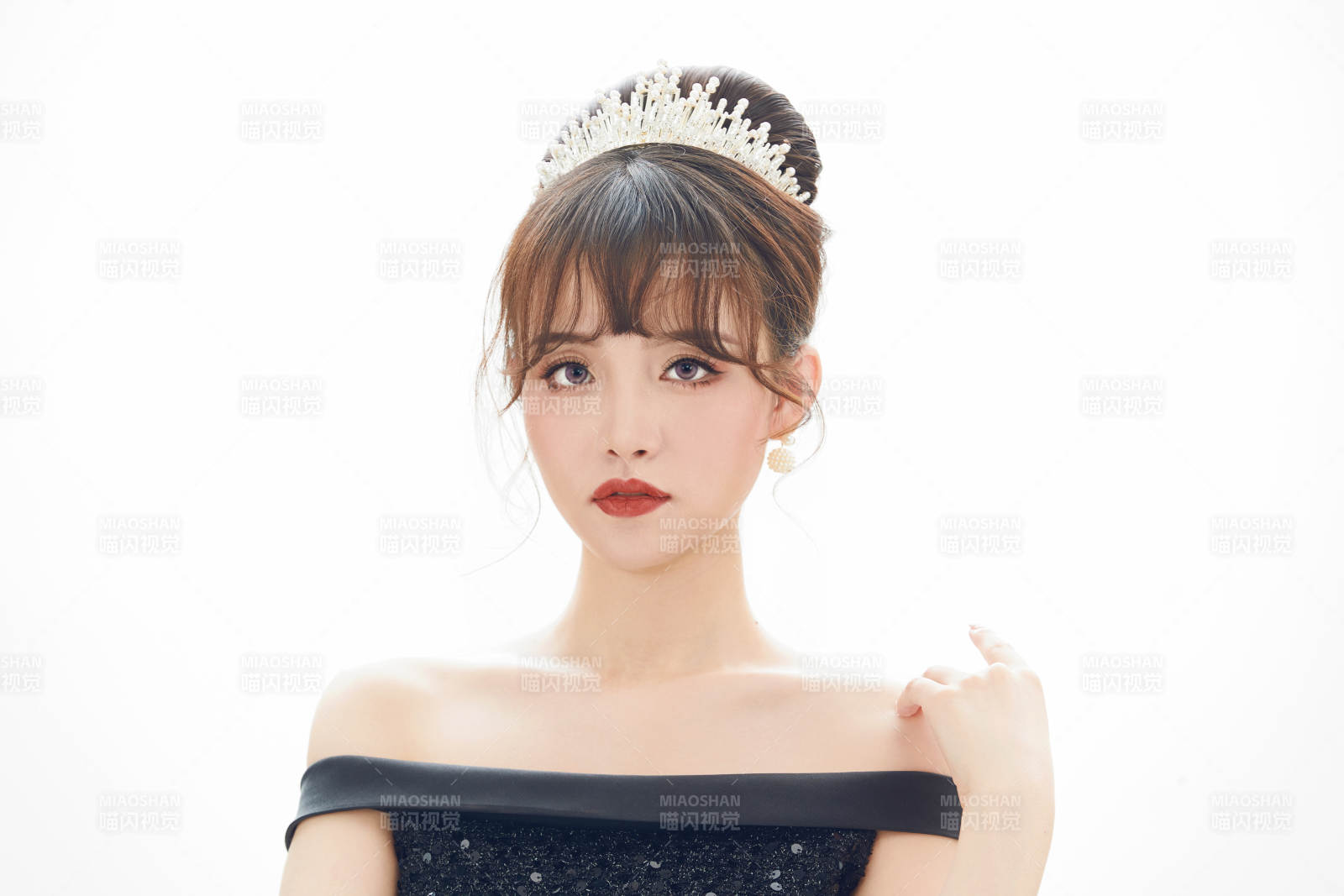 仿妆奥黛丽赫本风格妆容服饰的亚洲少女图片