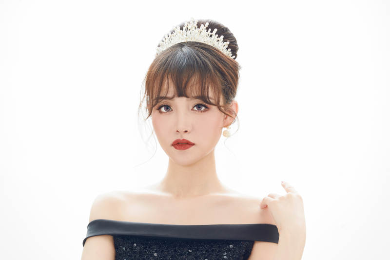 仿妆奥黛丽赫本风格妆容服饰的亚洲少女图片