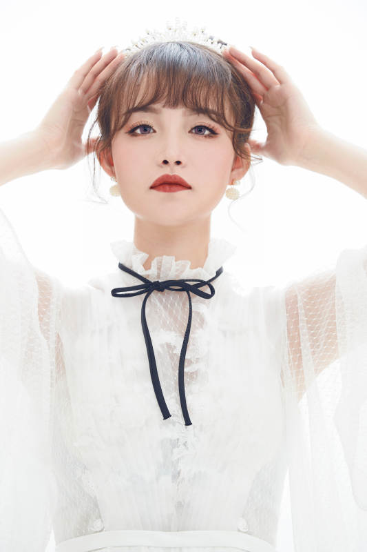 仿妆奥黛丽赫本风格妆容服饰的亚洲少女图片