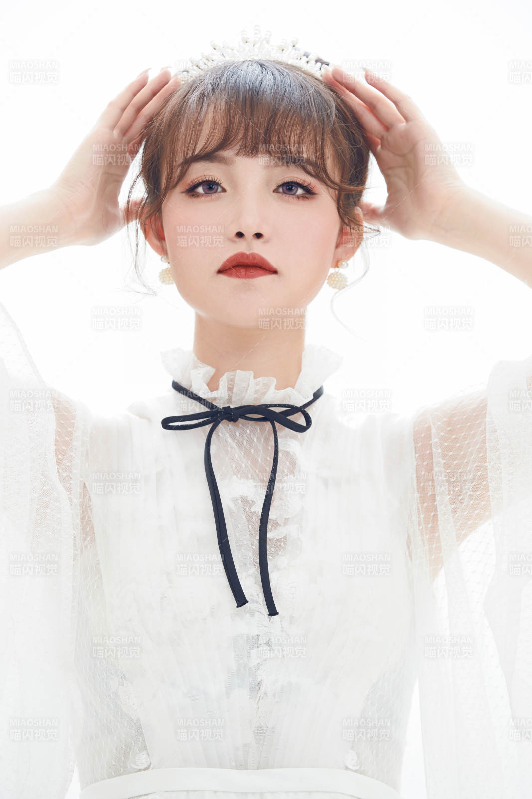 仿妆奥黛丽赫本风格妆容服饰的亚洲少女图片