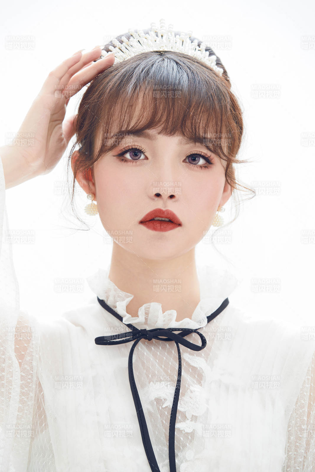 仿妆奥黛丽赫本风格妆容服饰的亚洲少女图片