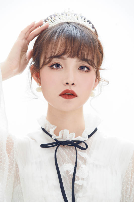 仿妆奥黛丽赫本风格妆容服饰的亚洲少女图片