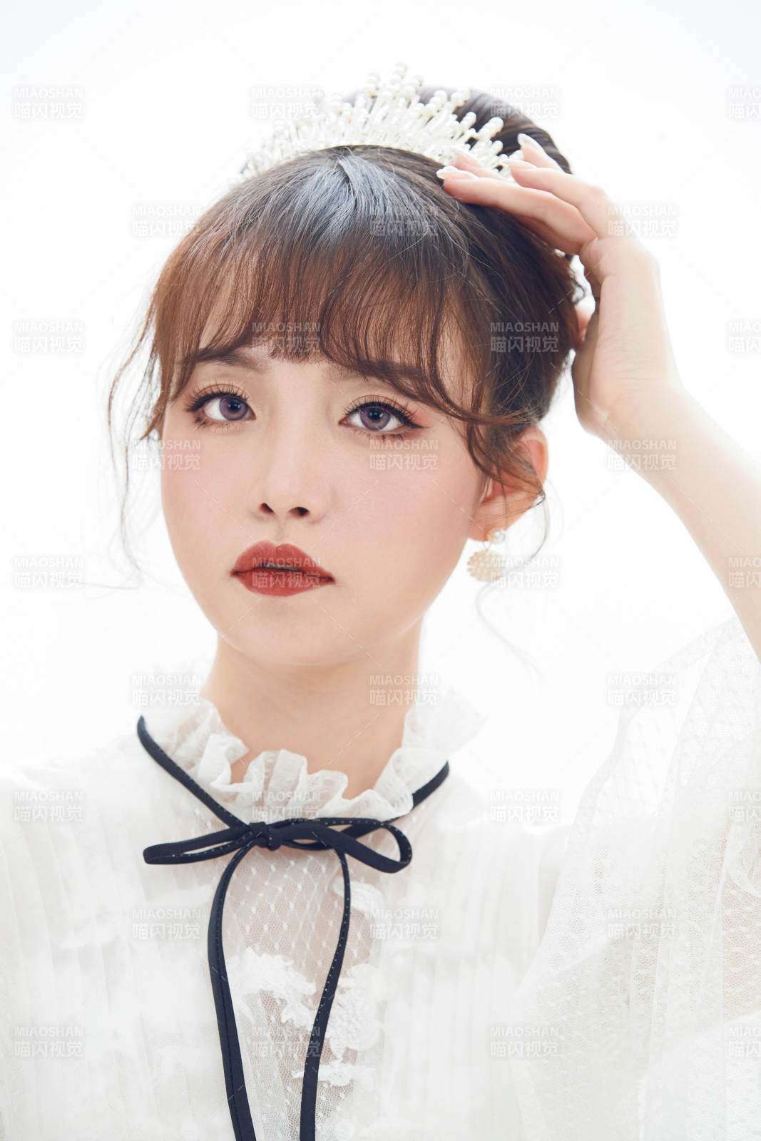 仿妆奥黛丽赫本风格妆容服饰的亚洲少女图片