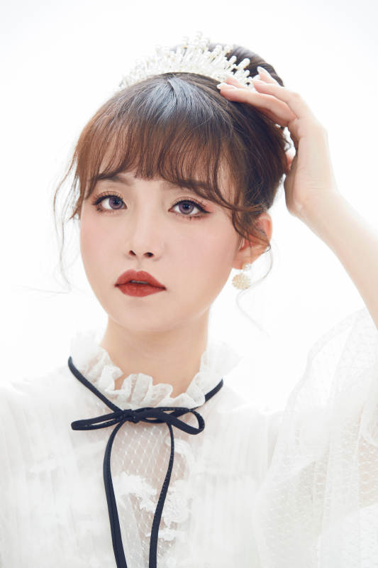 仿妆奥黛丽赫本风格妆容服饰的亚洲少女图片