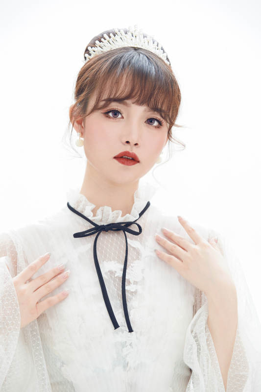 仿妆奥黛丽赫本风格妆容服饰的亚洲少女图片