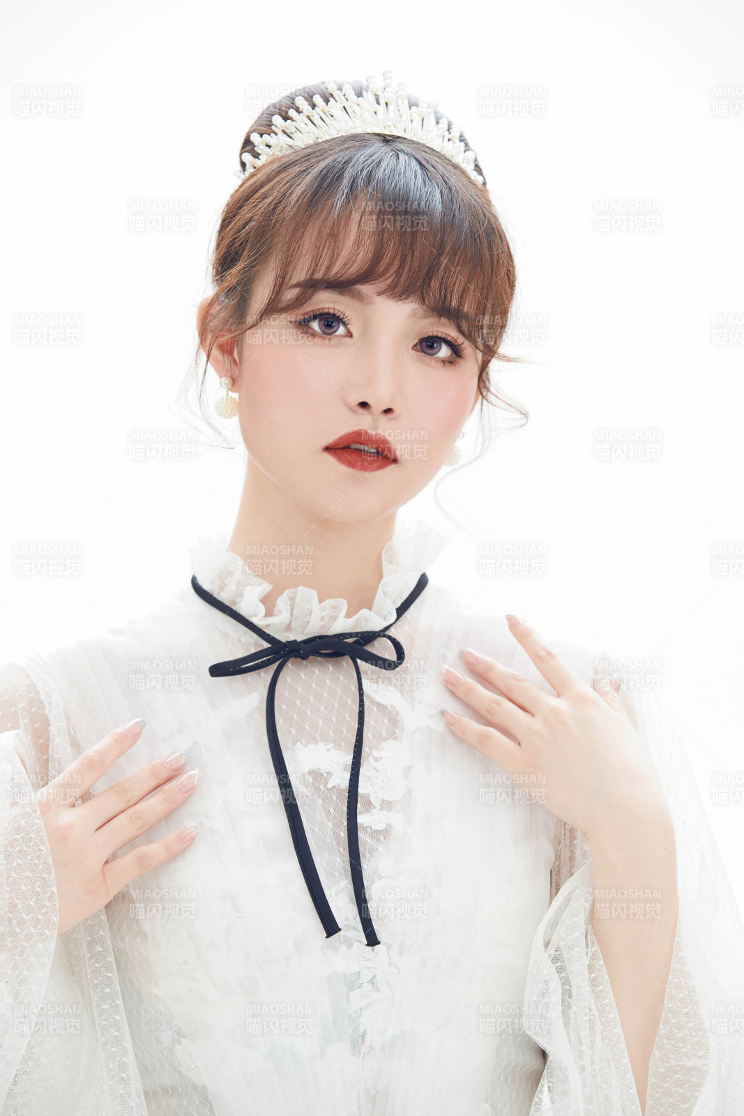 仿妆奥黛丽赫本风格妆容服饰的亚洲少女图片