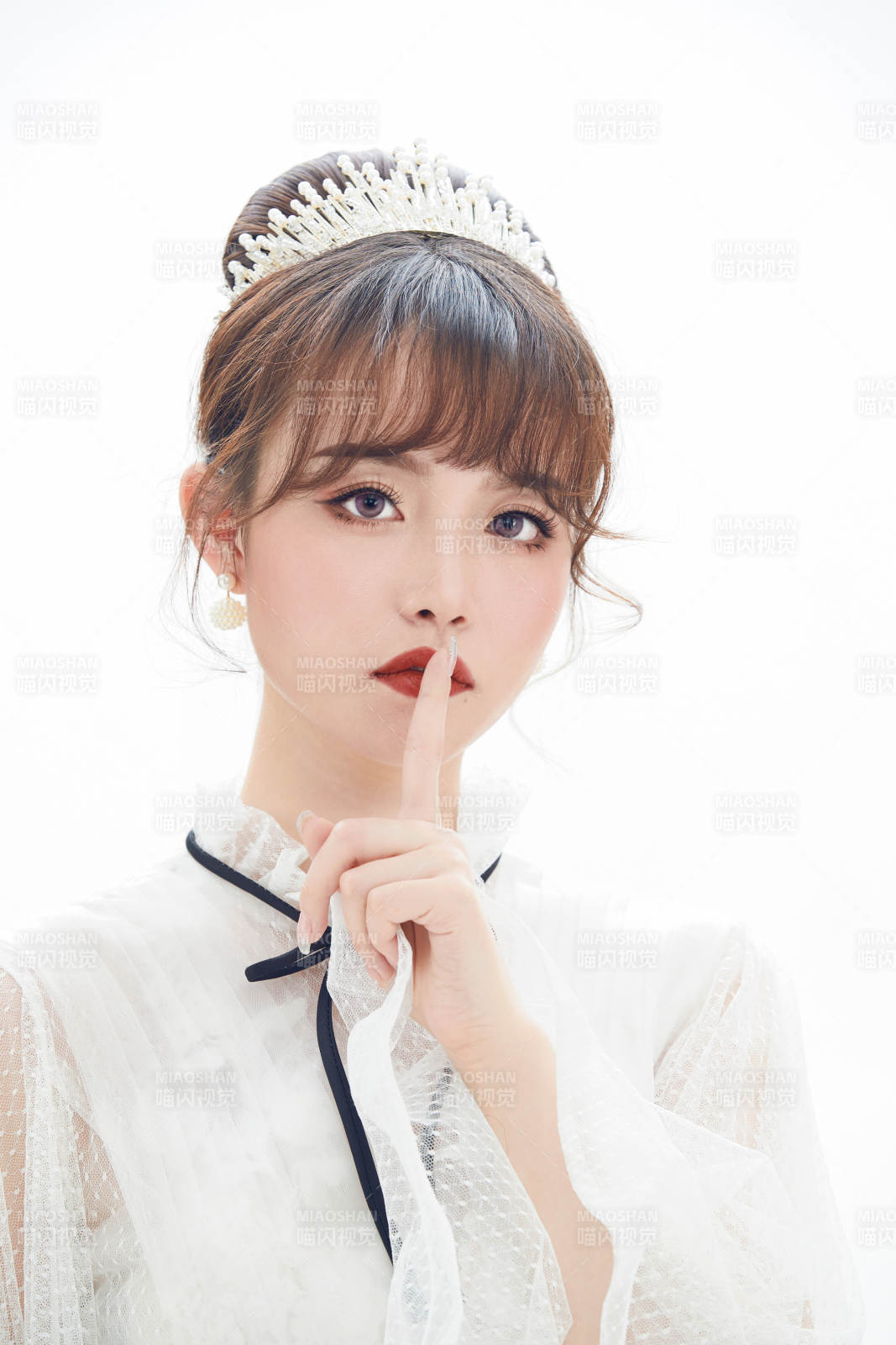 仿妆奥黛丽赫本风格妆容服饰的亚洲少女图片