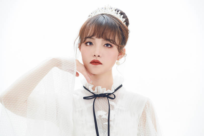 仿妆奥黛丽赫本风格妆容服饰的亚洲少女图片