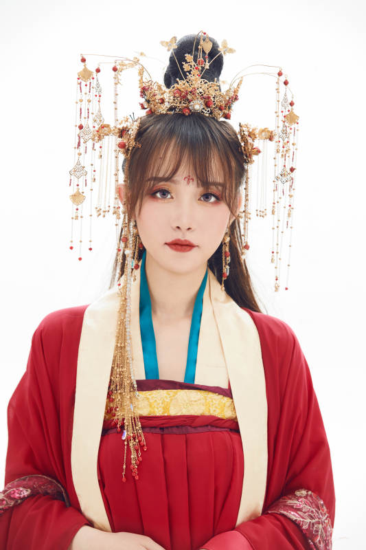 白色背景下身穿大唐风韵女性古装造型图片