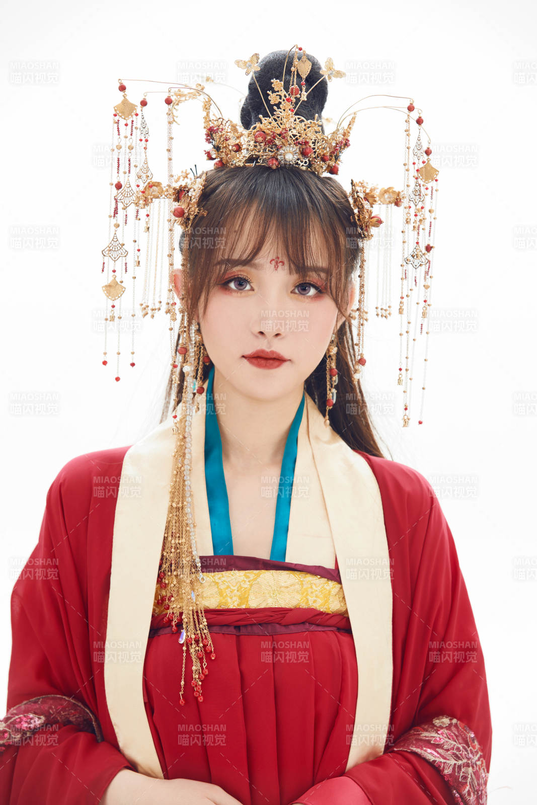 白色背景下身穿大唐风韵女性古装造型图片