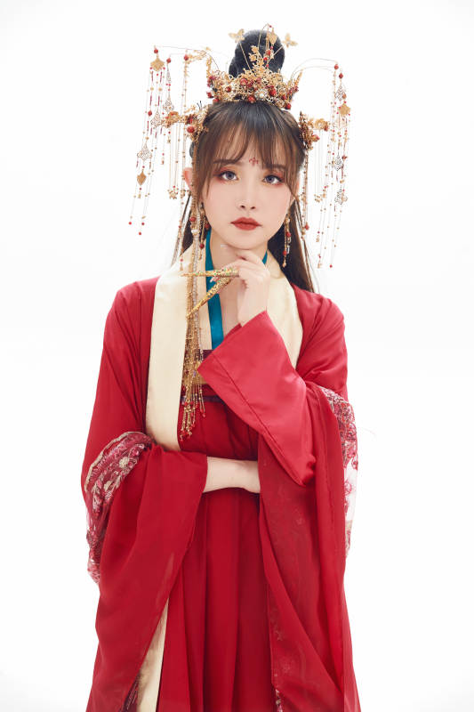 白色背景下身穿大唐风韵女性古装造型图片