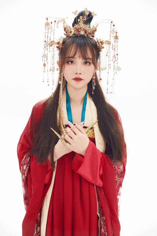 白色背景下身穿大唐风韵女性古装造型图片