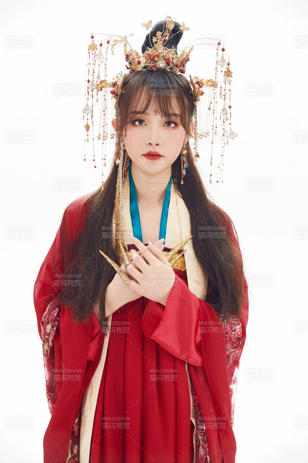 白色背景下身穿大唐风韵女性古装造型图片