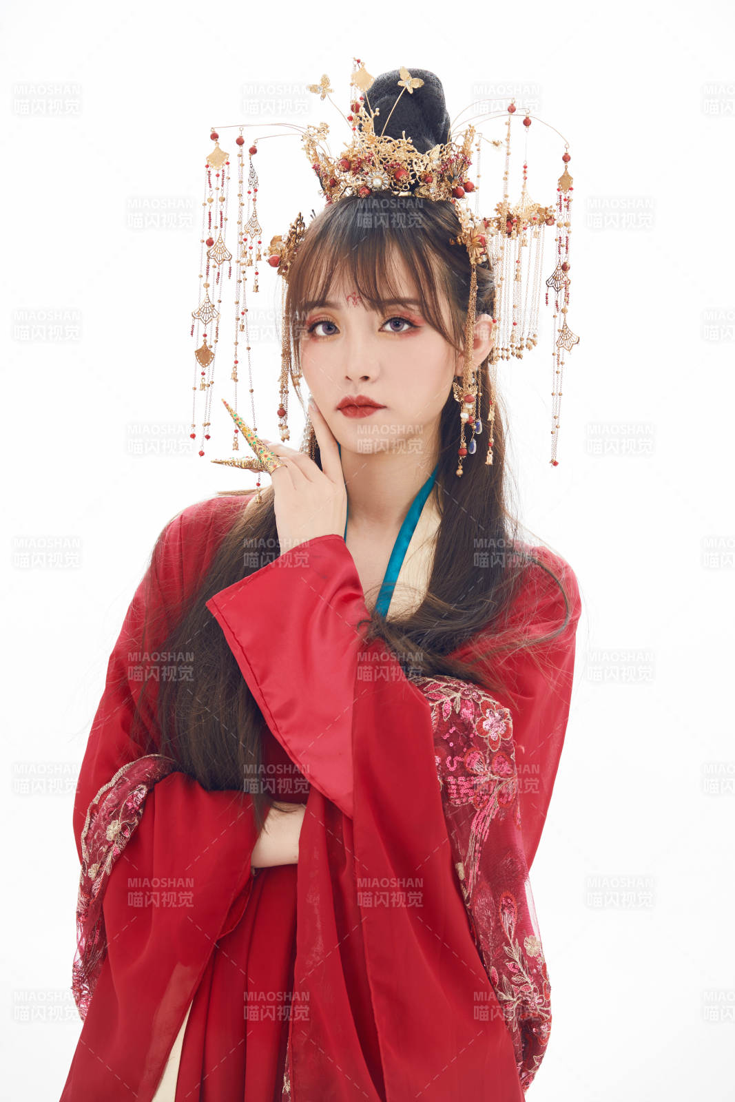 白色背景下身穿大唐风韵女性古装造型图片