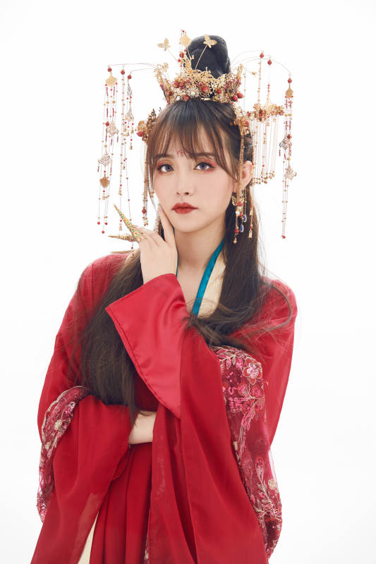 白色背景下身穿大唐风韵女性古装造型图片