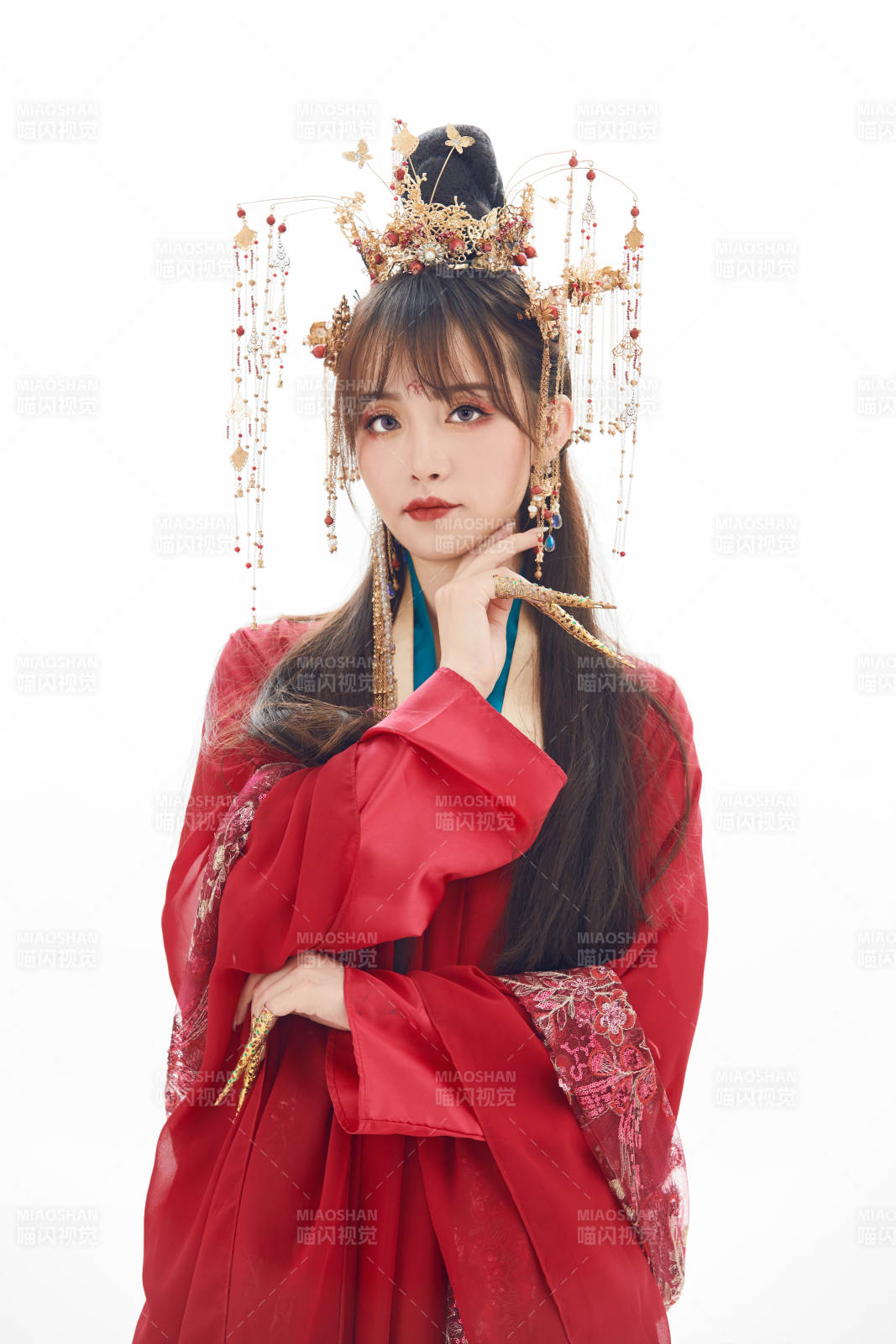 白色背景下身穿大唐风韵女性古装造型图片