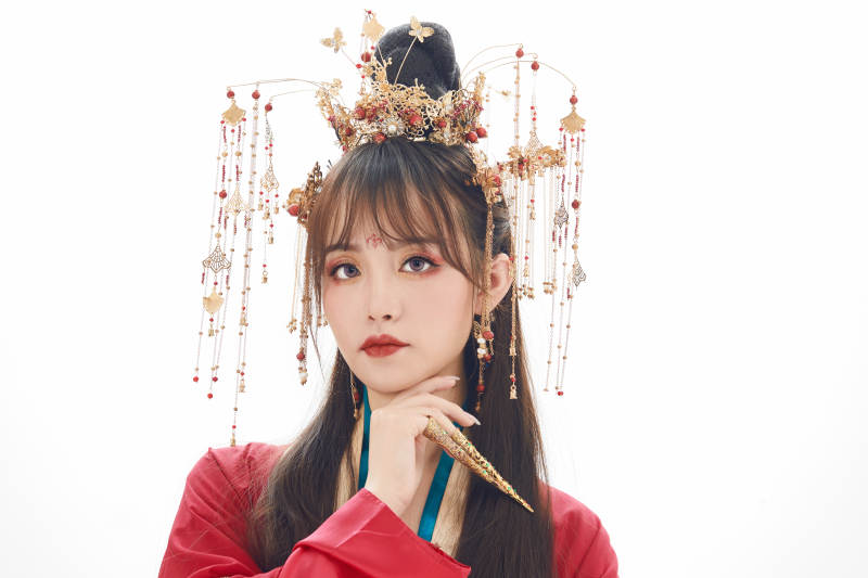 白色背景下身穿大唐风韵女性古装造型图片