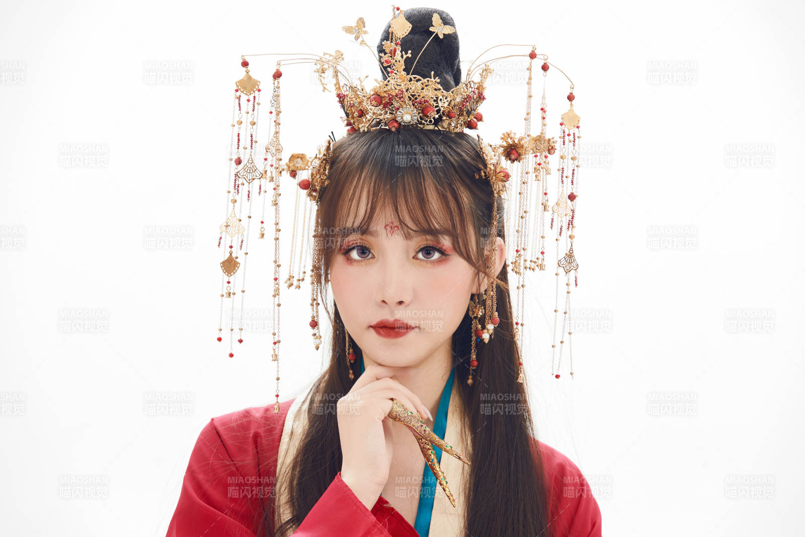 白色背景下身穿大唐风韵女性古装造型图片