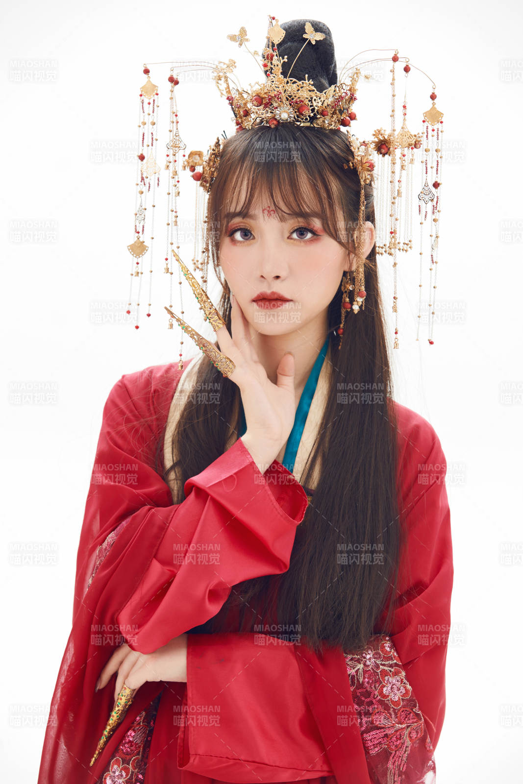 白色背景下身穿大唐风韵女性古装造型图片