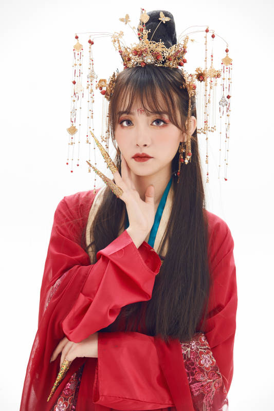 白色背景下身穿大唐风韵女性古装造型图片