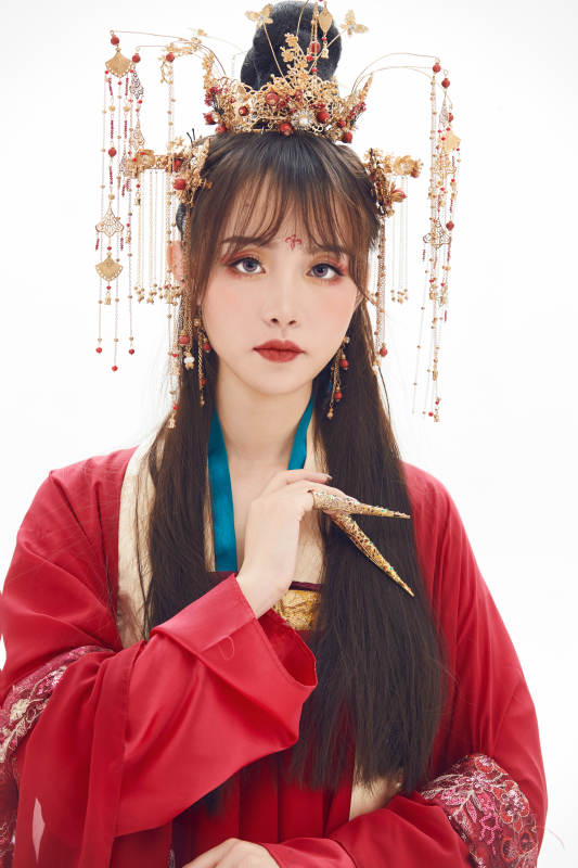 白色背景下身穿大唐风韵女性古装造型图片