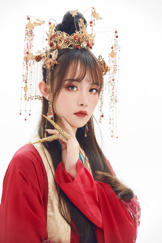 白色背景下身穿大唐风韵女性古装造型图片