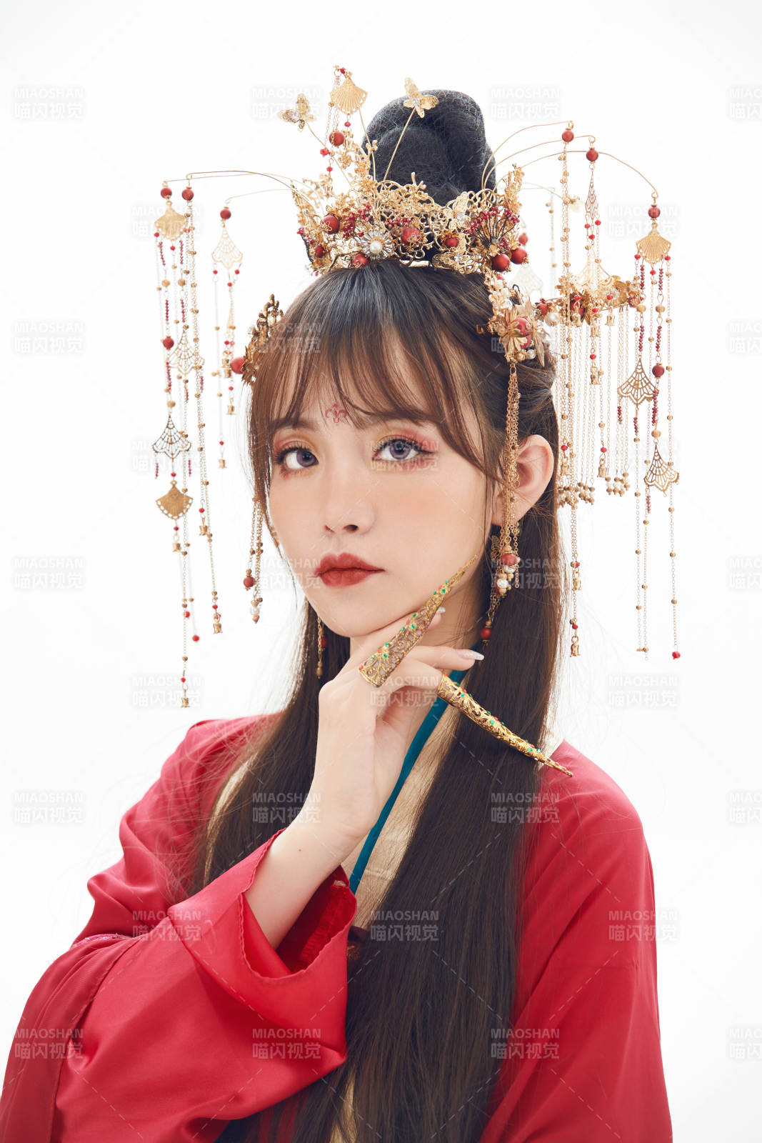 白色背景下身穿大唐风韵女性古装造型图片