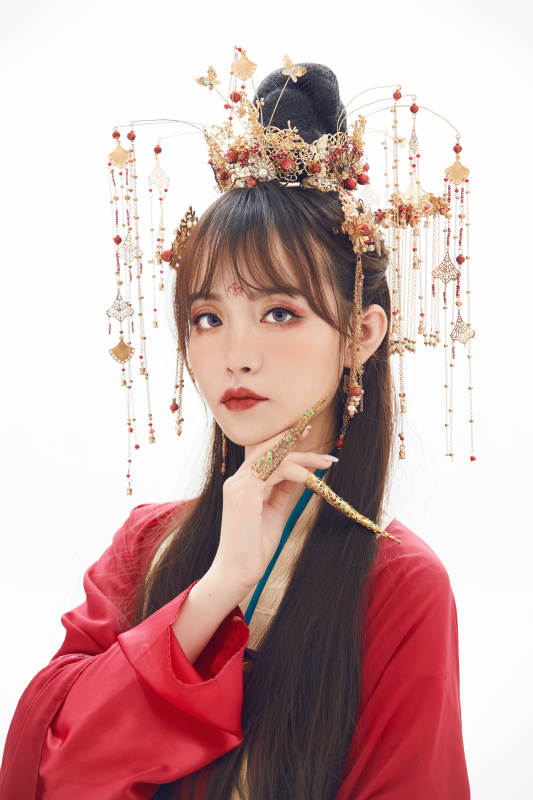 白色背景下身穿大唐风韵女性古装造型图片