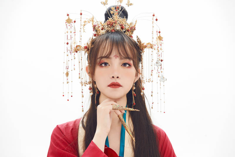 白色背景下身穿大唐风韵女性古装造型图片