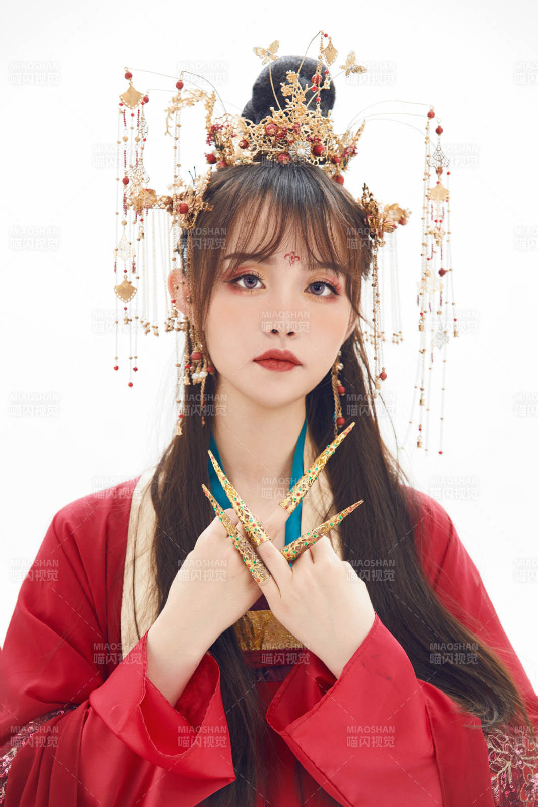 白色背景下身穿大唐风韵女性古装造型图片