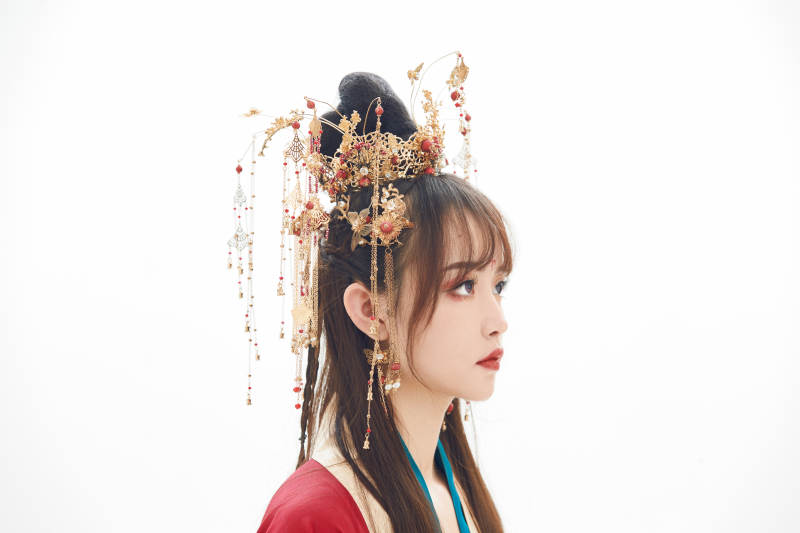 白色背景下身穿大唐风韵女性古装造型图片