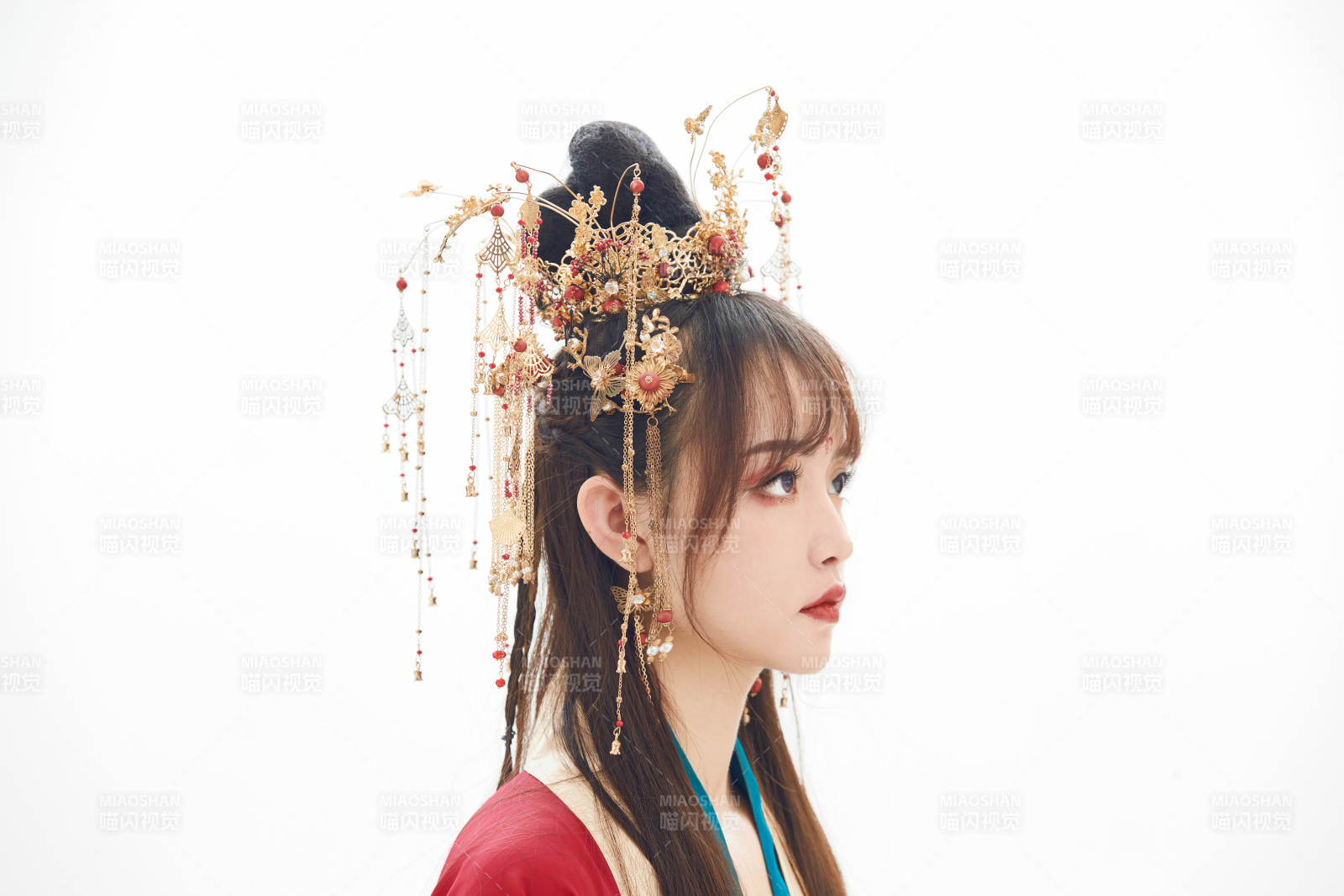 白色背景下身穿大唐风韵女性古装造型图片