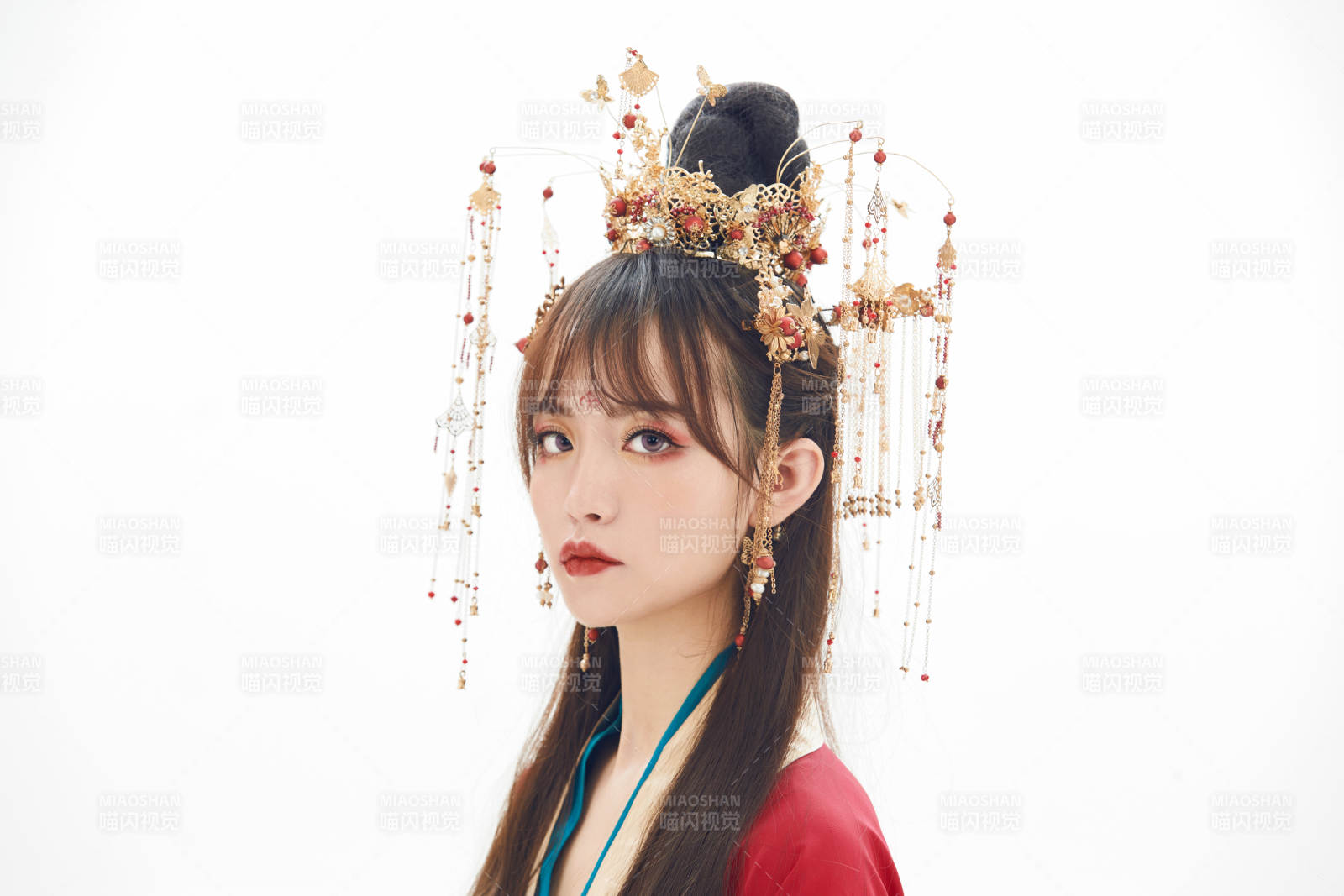 白色背景下身穿大唐风韵女性古装造型图片