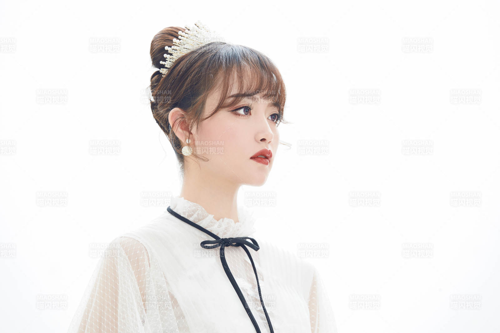 仿妆奥黛丽赫本风格妆容服饰的亚洲少女图片