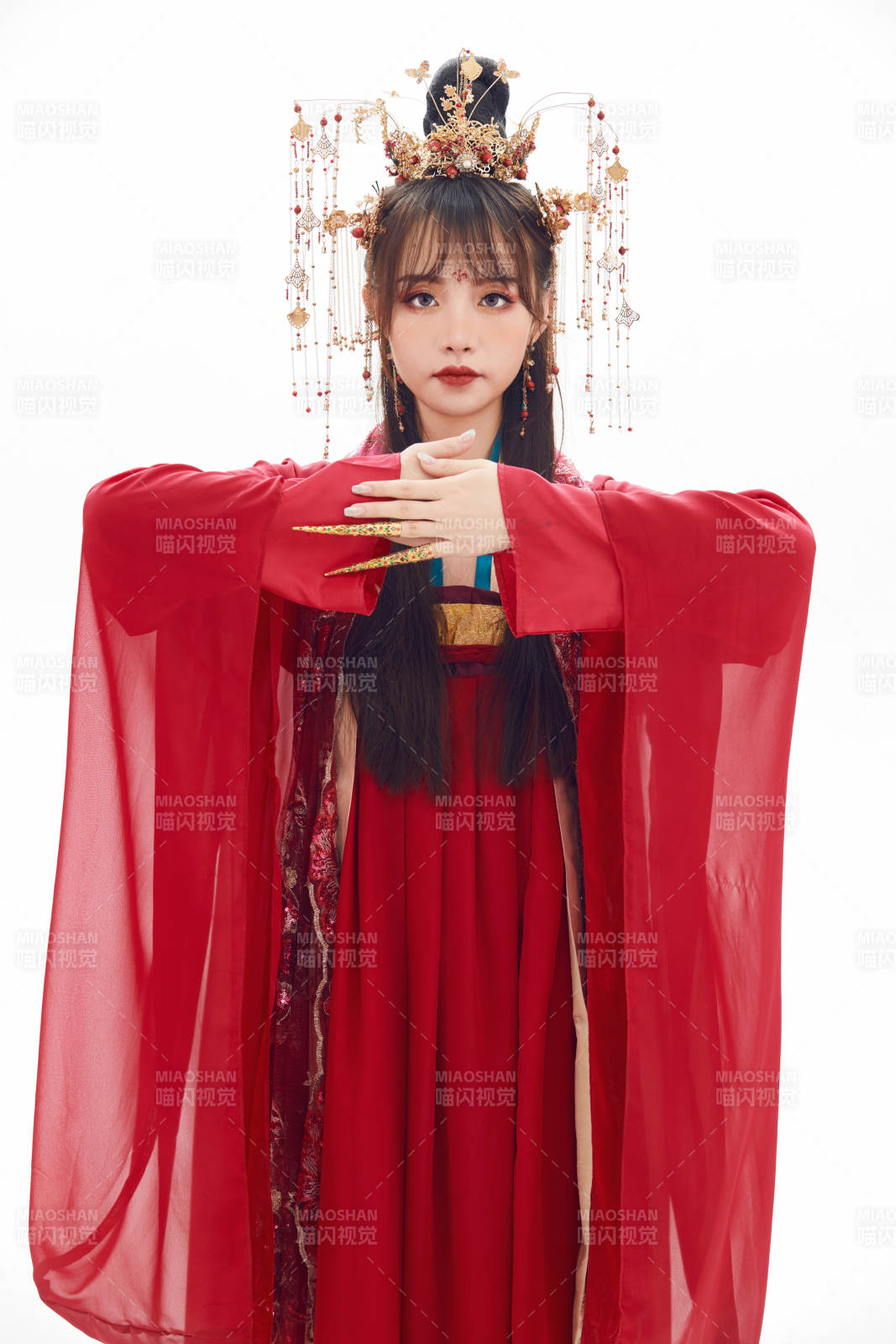 白色背景下身穿大唐风韵女性古装造型图片