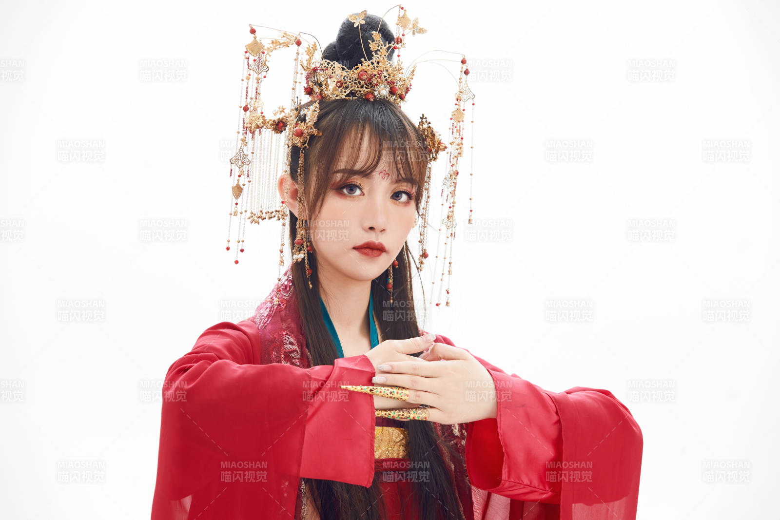 白色背景下身穿大唐风韵女性古装造型图片