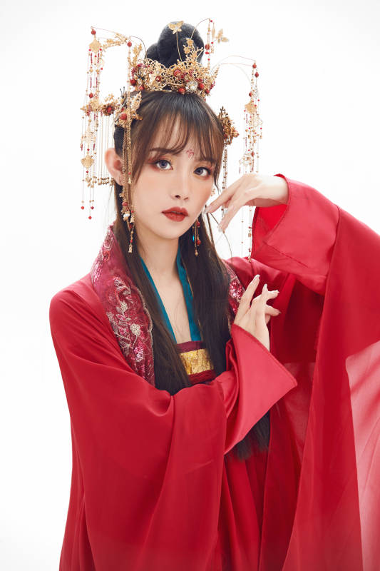 白色背景下身穿大唐风韵女性古装造型图片