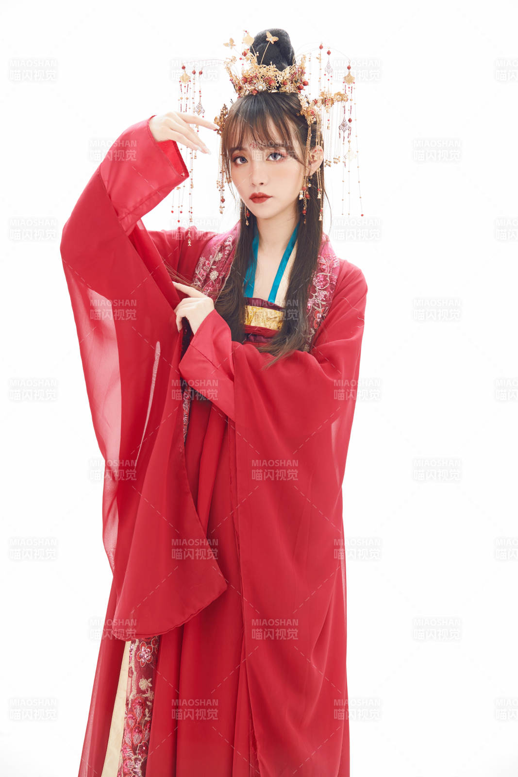 白色背景下身穿大唐风韵女性古装造型图片