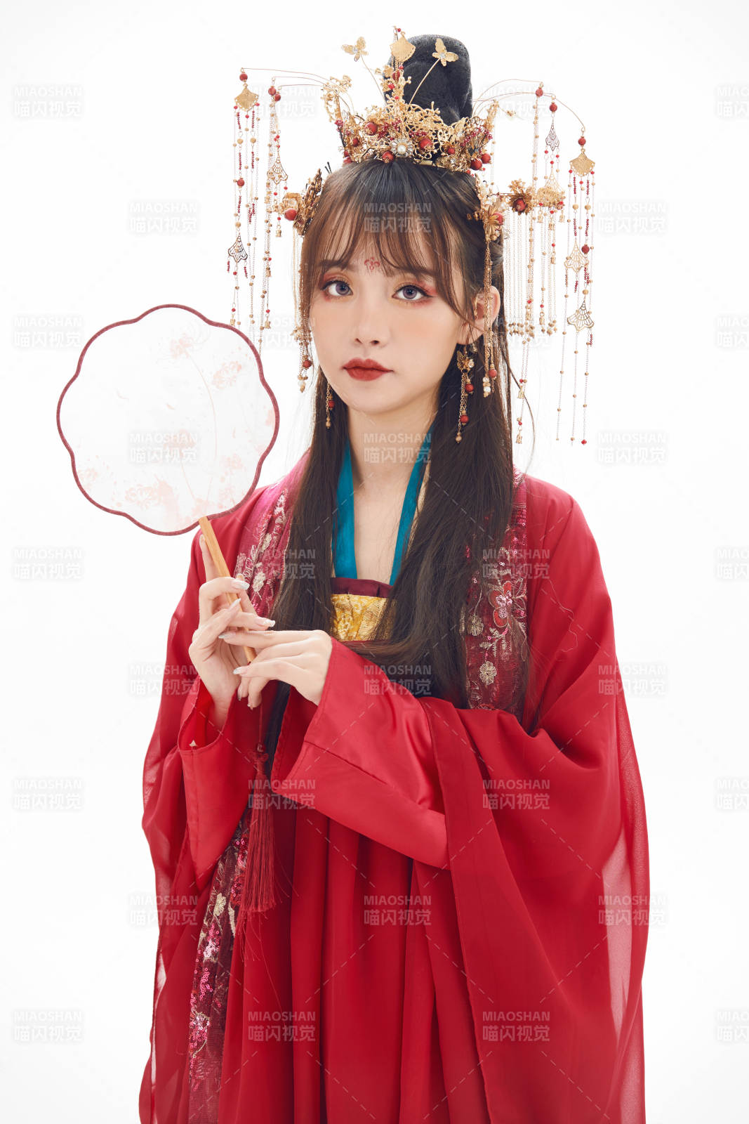 白色背景下身穿大唐风韵女性古装造型图片