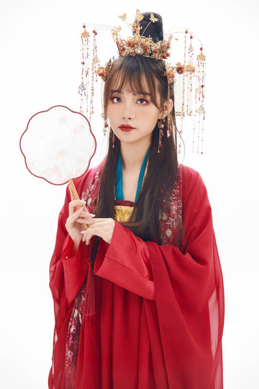 白色背景下身穿大唐风韵女性古装造型图片