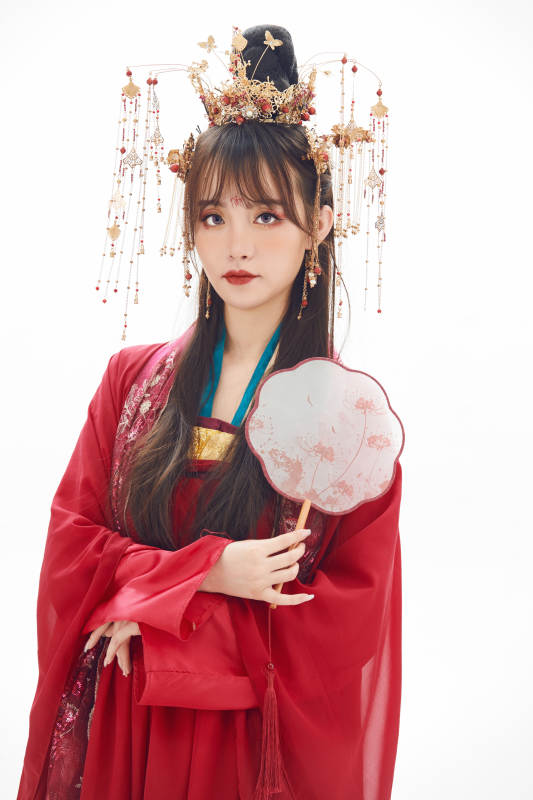 白色背景下身穿大唐风韵女性古装造型图片