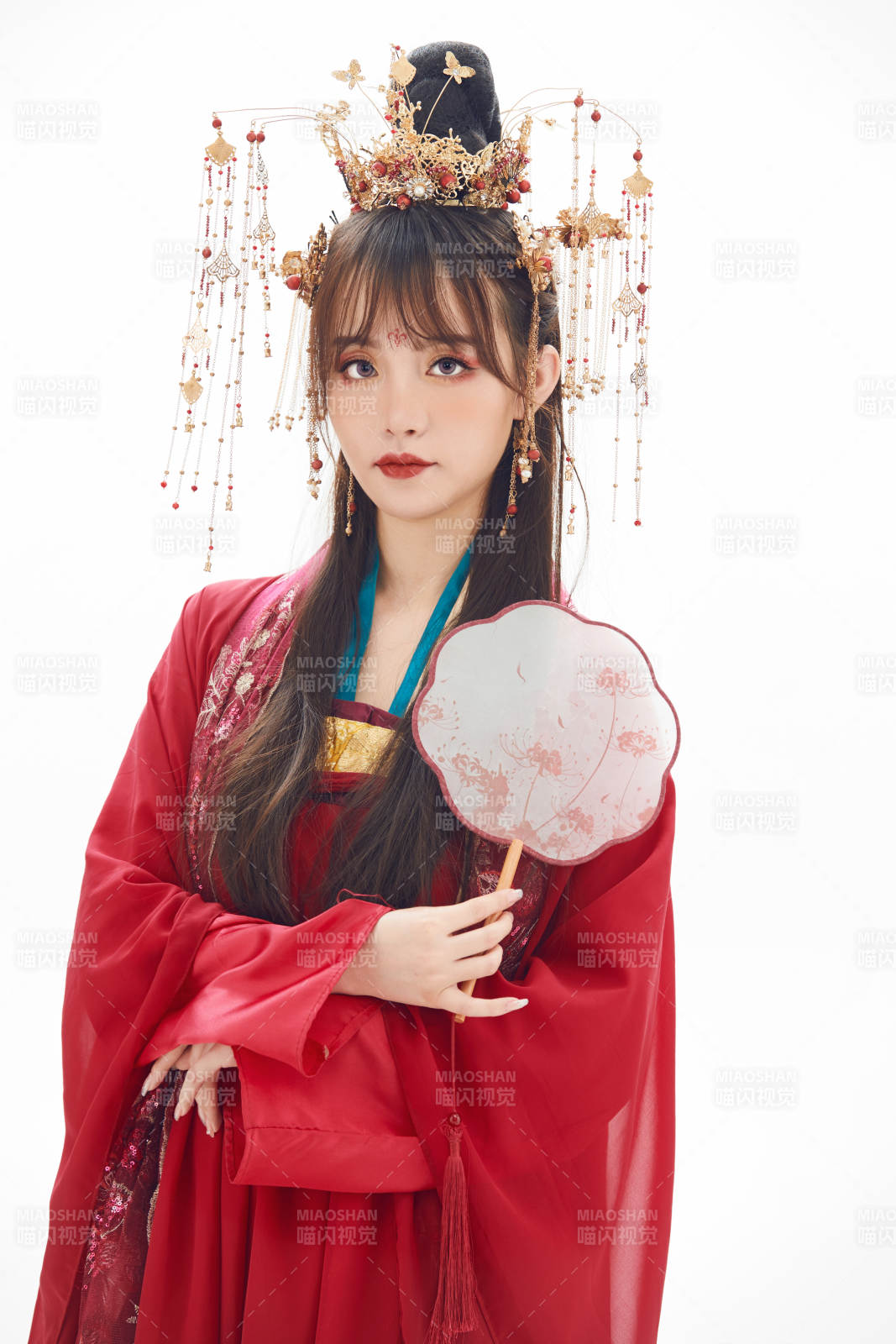 白色背景下身穿大唐风韵女性古装造型图片