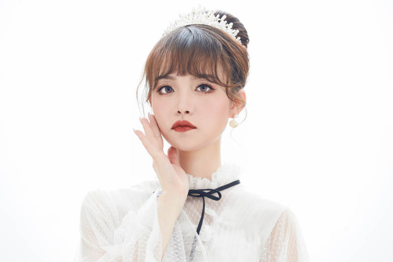 仿妆奥黛丽赫本风格妆容服饰的亚洲少女图片