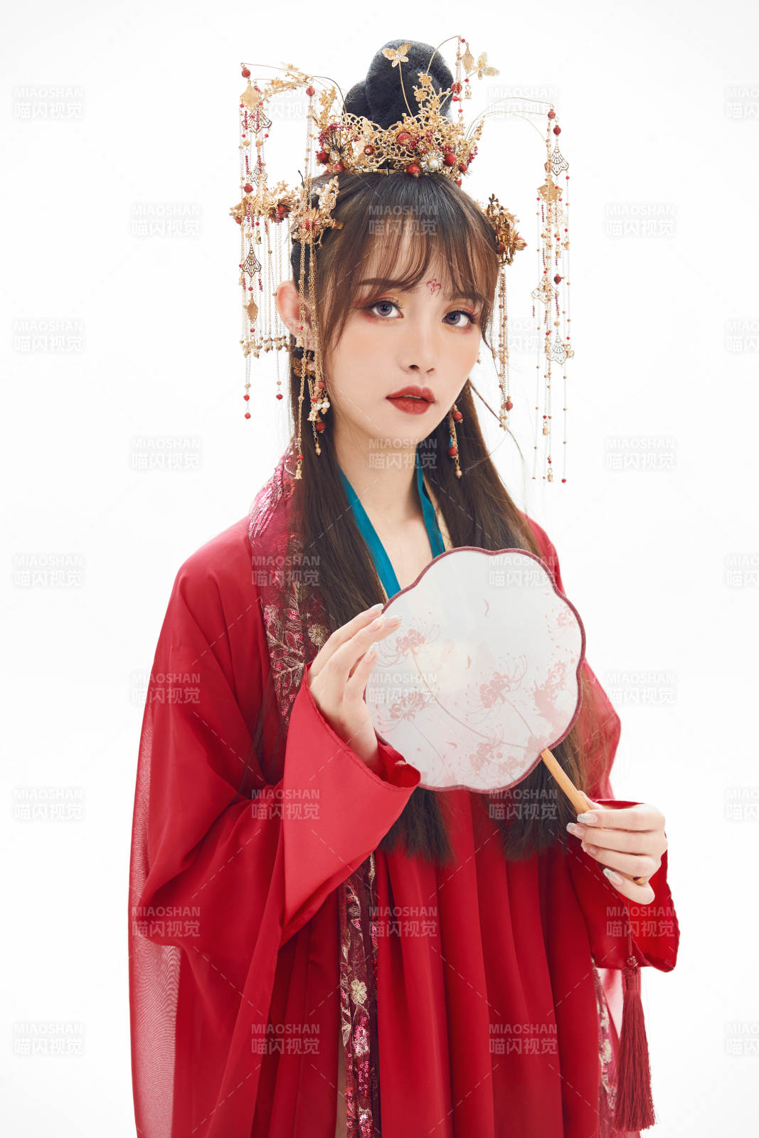 白色背景下身穿大唐风韵女性古装造型图片