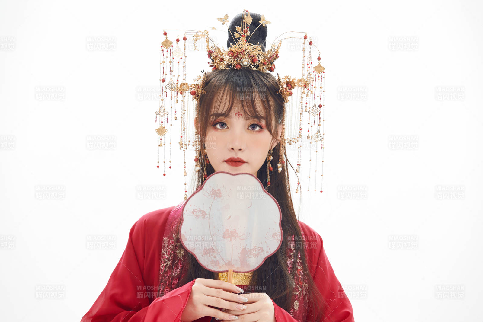 白色背景下身穿大唐风韵女性古装造型图片