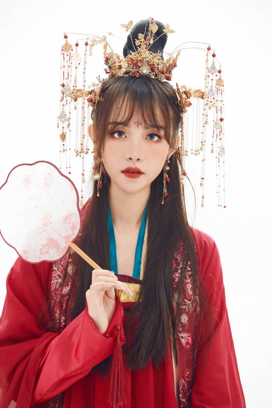 白色背景下身穿大唐风韵女性古装造型图片